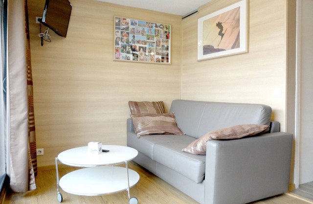 Estudio cómodo y moderno · Cerca de pistas y comercios · Balcón