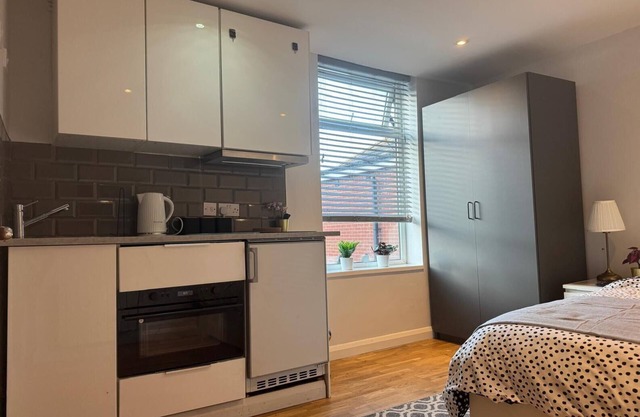 Modern Comfortable Studio with kitchenette for 1-2 people, close to station