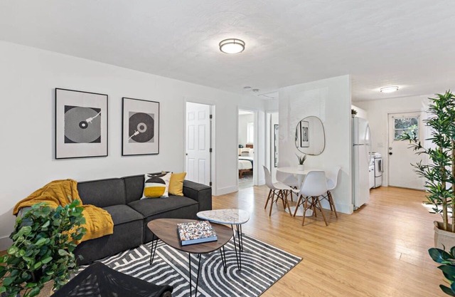 Modern Condo, 2 bed 1 bath Close to Beach