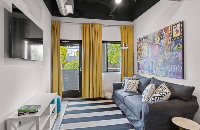 8 Min to BNA · Modern Condo · Pets Welcome · 2 Pax