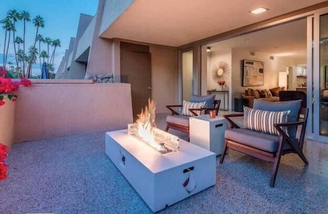 Modern Condo In Heart Of Palm Springs!
