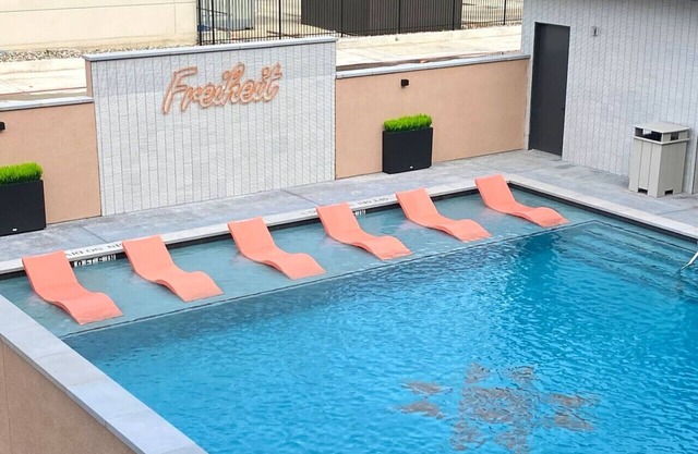 Modern Condo, Walk to Restaurants, Coffee & Live Music, Minutes from the River