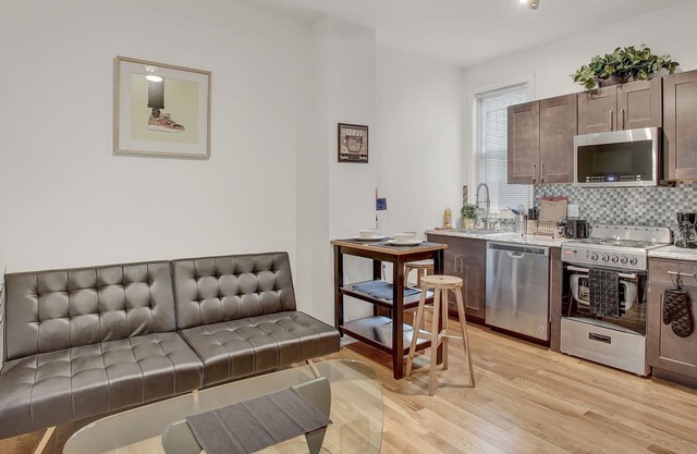 Moderno recientemente renovado 2 hab. Apt cerca del centro de la ciudad