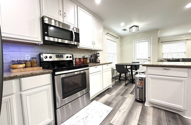 Modern cozy living spot in Richmond. Family & Pet friendly!