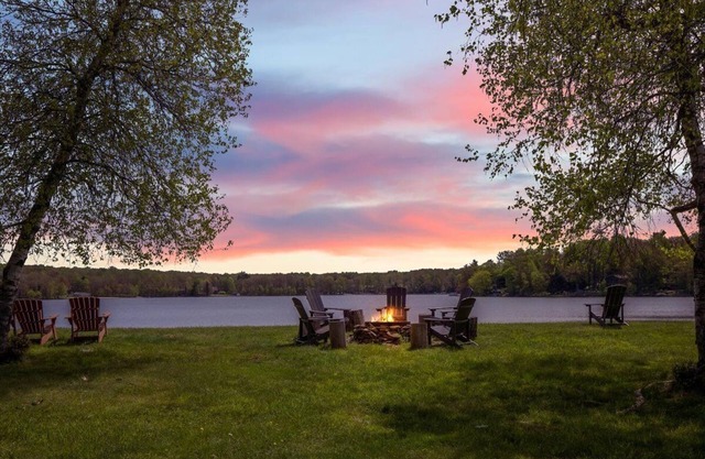 ¡Casa familiar frente al lago 4BR en Poconos! Vistas increíbles y gran patio