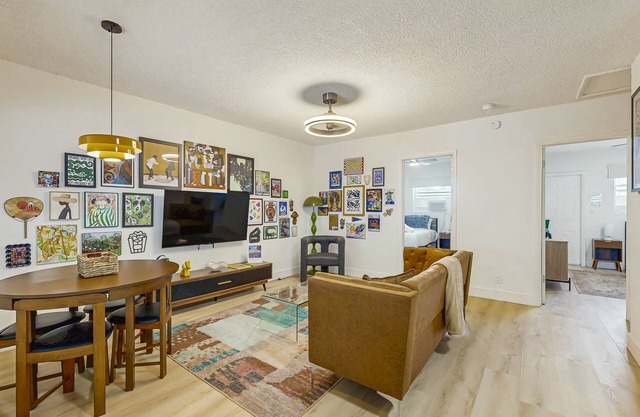Modern dog friendly home with fully equipped kitchen and quick airport access
