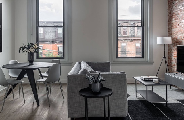 Modern Downtown 5Bd/4Bth w/Outdoor Space! Sleeps 16