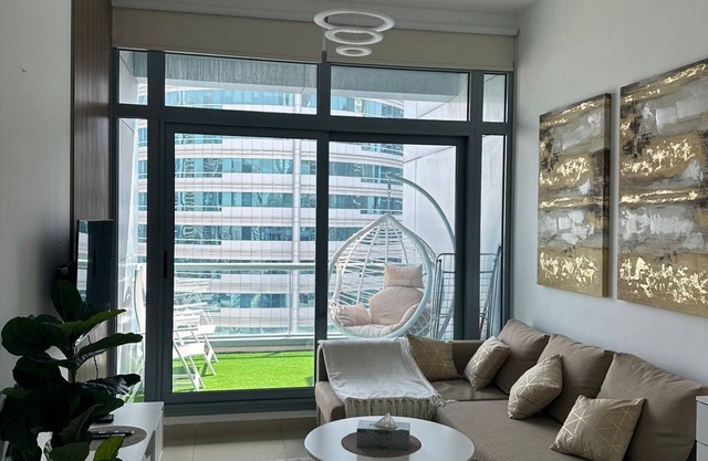 Modern Dubai Marina Apartment near Metro