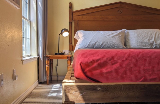 URBENITY: Modern Pet Friendly Ground Fl Row House, King bed