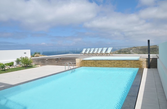 Moderna casa ecológicamente responsable con vista al mar, piscina, surf, golf, tenis