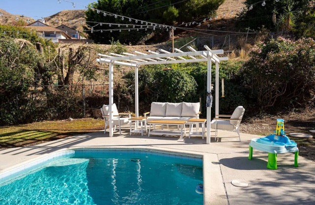 ¡ESPACIOSA, HERMOSA CASA DE 3 DORMITORIOS CON PISCINA!
