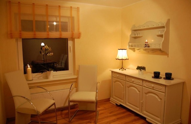 Apartamento moderno con cocina totalmente equipada y terraza.