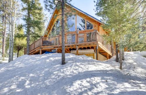 Modern Family Cabin with Deck, BBQ, Views and Playroom