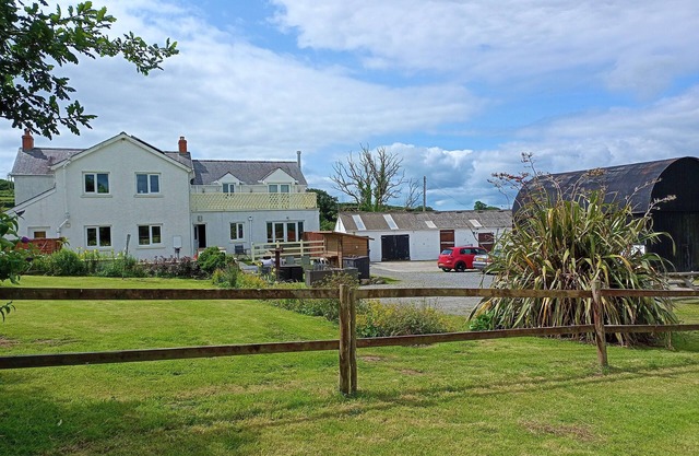 Casa de campo moderna todo en el juego nr Pembrokeshire y Carmarthen, tina caliente, paddock propio