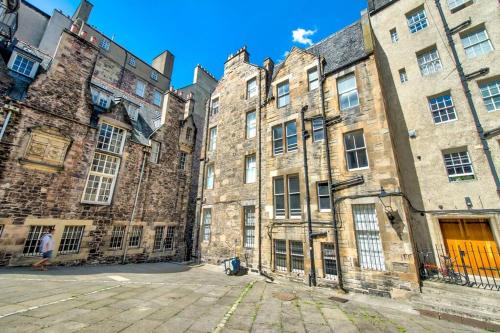 Modern flat with Nice Views by the Royal Mile