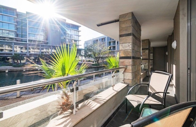 Modern Harbour Hideaway
