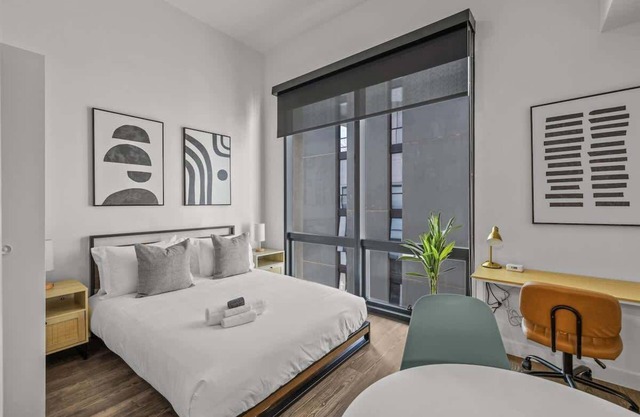 Modern Highrise STU w/ Sky Pool, Parking, Gym 08