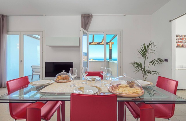 Moderno apartamento vacacional 7 en Villa Marconi con vistas al mar y solarium privado