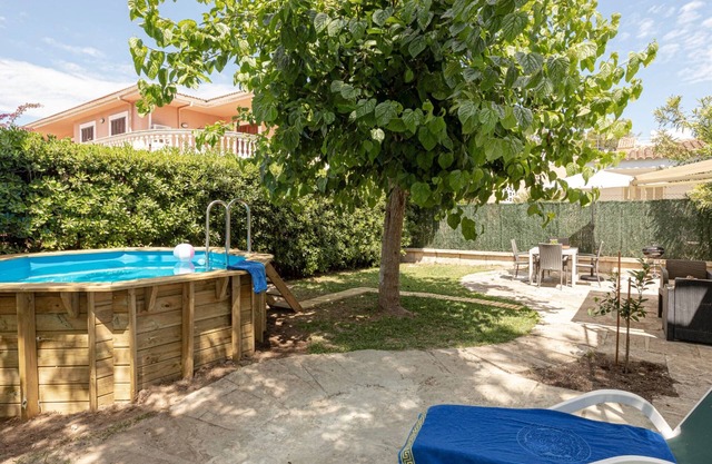Moderna casa de vacaciones "Casa Enriqueta" con vistas al mar, jardín, terrazas y piscina