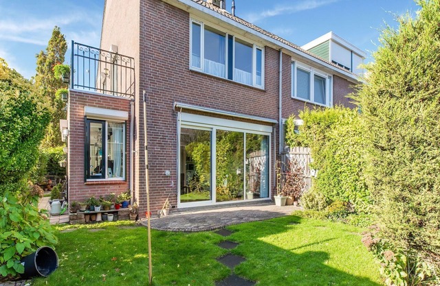 Moderna vivienda familiar cerca de Ámsterdam, jardín soleado, ideal para los más pequeños.
