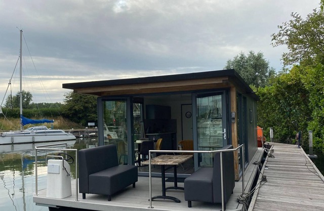 Casa flotante moderna en Monnickendam con embarcadero