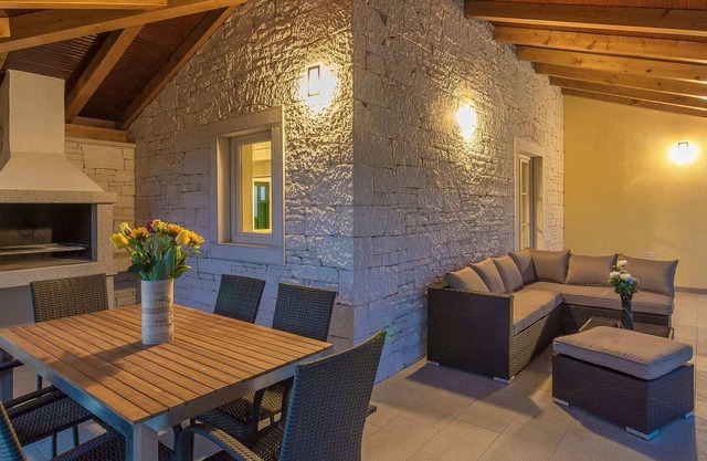 Villa tranquila en Dubravci con piscina