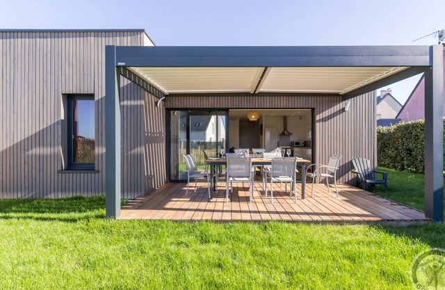 Casa contemporánea con terraza y jardín en entorno natural