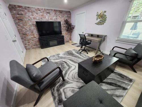Modern Island Serenity!-Pet-Friendly villa