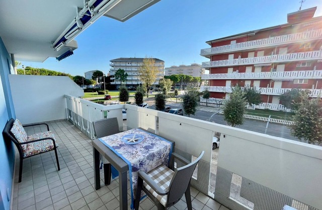 Apartamento luminoso junto a la playa con un bonito balcón.
