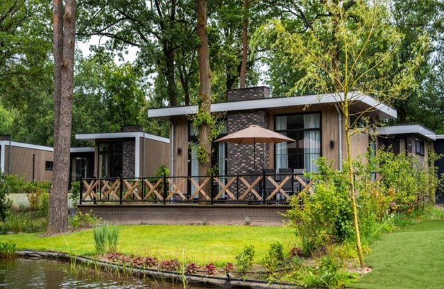 Moderna casa vacanze con camino decorativo