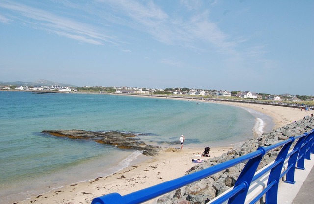 Apartamento grande y moderno, espectaculares vistas al mar y uso de piscina cubierta climatizada