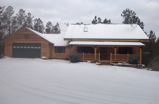 Cabaña de madera moderna en 3 Acres. Gran ubicación en el borde de Custer
