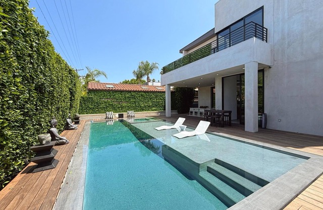 Modern 5 Br 6 Ba Home with Large Rooftop and Game Room