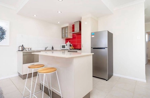 Este apartamento es de 2 dormitorios, 1 baños, ubicado en Midland, WA.