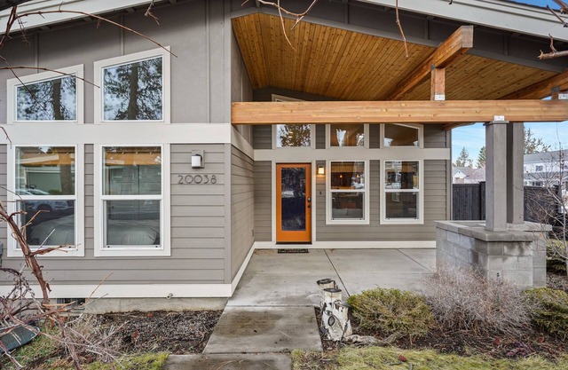 Modern & Peaceful, Walk to Old Mill, New and Lovely, AC