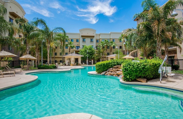 Modern Phoenix Suite + Walk to Gila River Arena | Piscina climatizada al aire libre