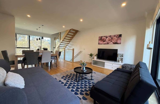 Modern Port Melbourne 3b3b Townhouse and Parking