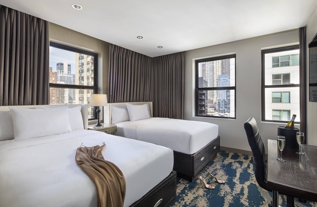 Modern Queen Stay! Pet Friendly Accommodation w/Gym Access | Chicago Riverwalk!