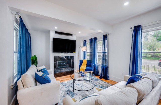Modern Red Door Haven +5mins to Boston public transportation, FREE Parking!!