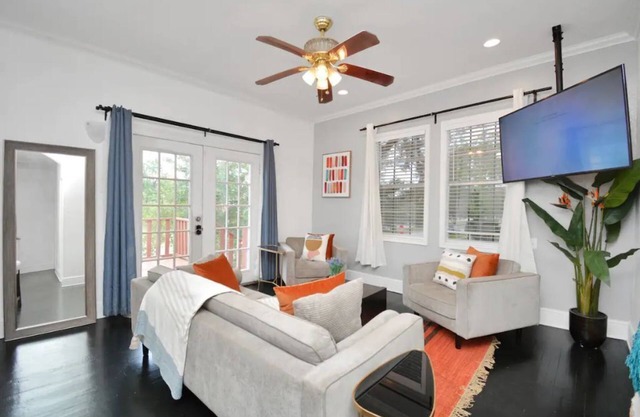Modern retreat near Downtown Houston, TX, with king beds, pets are welcome.