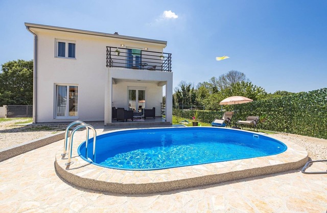 Paisaje moderno con piscina