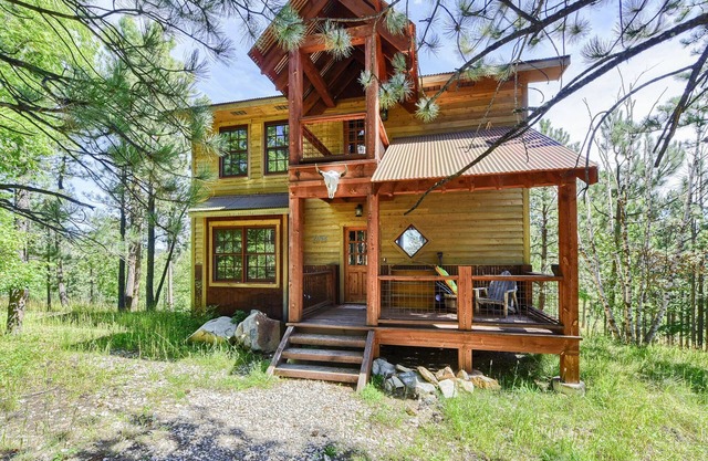 Rústico moderno 4 BR Black Hills Sanctuary con jacuzzi y piscina climatizada compartida!