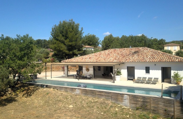 Villa contemporánea en un entorno idílico con su carril de natación