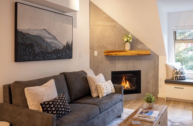 Modern Air Condition 1 BR: Sleeps 4, Hot Tub, Pool, BBQ. Steps to Gondola, Shops