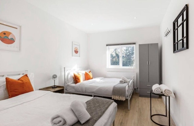 MODERN Split level apartment/ close to big shopping centres and train station