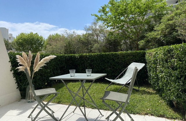 Estudio moderno a 150 m del mar con gran terraza y jardín.