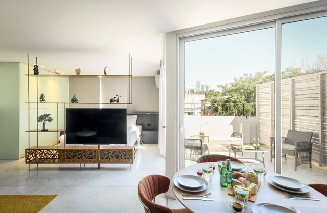 Modern Studio Apt with Balcony