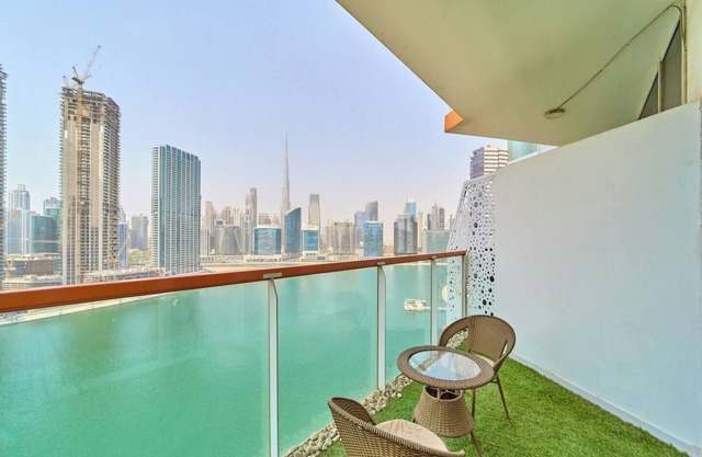 Modern Studio w/Iconic Burj Khalifa & Canal Views