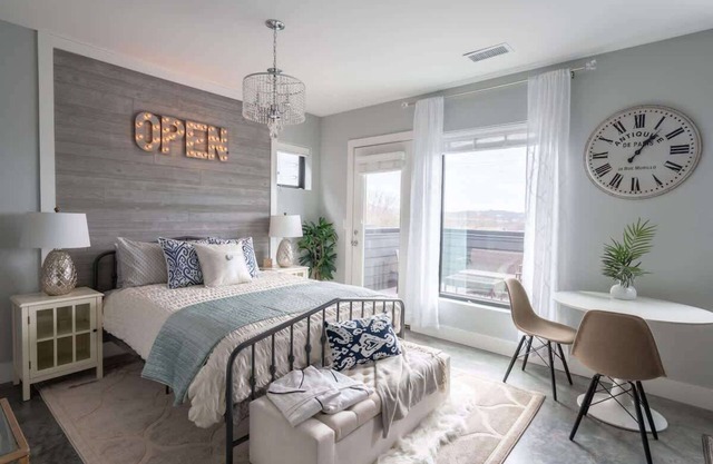 Charming Studio with Private Deck in Nashville