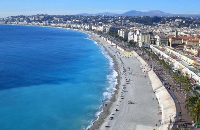 Estudio moderno con terraza orientada al sur, WiFi, a 700 m de la playa, todas las tiendas.